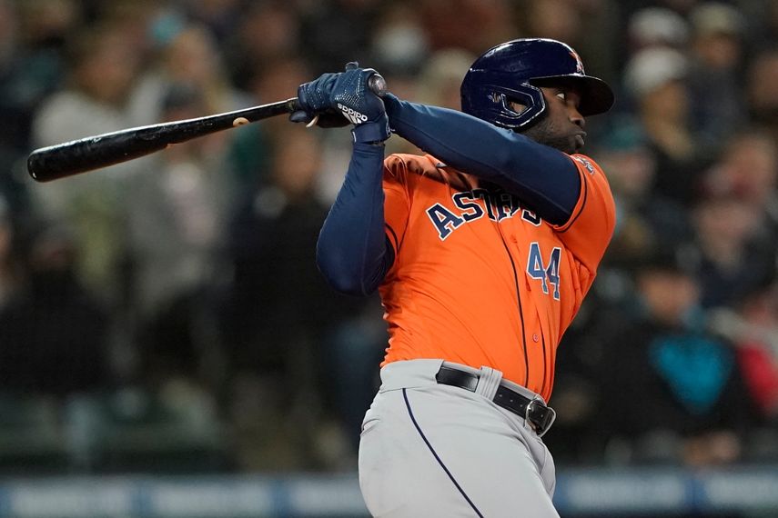 El cubano Yordan Álvarez, de los Astros de Houston, conecta un sencillo productor para la ventaja en la octava entrada del partido contra los Marineros de Seattle, en Seattle, el domingo 29 de mayo de 2022. 