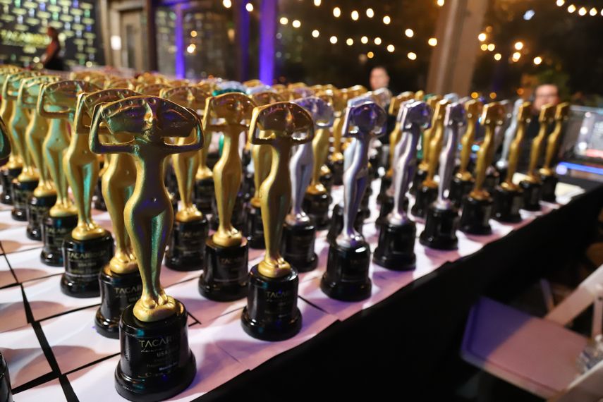 Estatuilla de los Premios Tacarigua de Oro.