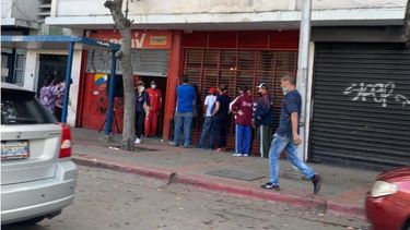 Personas luego de votar hacen cola en la casa del PSUV para escanear su carnet de la patria, en Caracas, Venezuela.