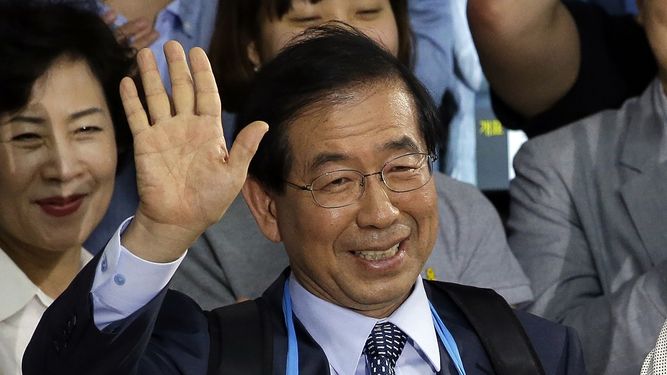 En esta imagen de archivo del 5 de junio de 2014, Park Won-soon, entonces candidayo a la alcaldía de Seúl, celebra su victoria en las elecciones municipales en su oficina de Seúl, Corea del Sur. Las autoridades buscaban a Park el jueves 9 de julio de 2020 después de que su hija reportara su desaparición, según fuentes policiales. 