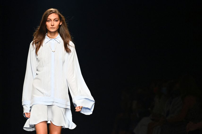 Una modelo presenta una creación de la colección Primavera / Verano 2022 del diseñador español Roberto Torretta durante la Mercedes Benz Fashion Week en Madrid el 17 de septiembre de 2021. &nbsp; &nbsp;
