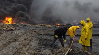 Dotaciones del cuerpo de bomberos de Irak tratan de extinguir el incendio de los pozos de petróleo de la ciudad de Qayyarah, a 60km de Mosul.