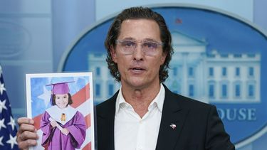 El actor Matthew McConaughey sostiene un retrato de Alithia Ramirez, de 10 años, quien fue asesinada en el tiroteo masivo de la escuela primaria de Uvalde, Texas, durante una conferencia de prensa en la Casa Blanca el 7 de junio de 2022 en Washington.