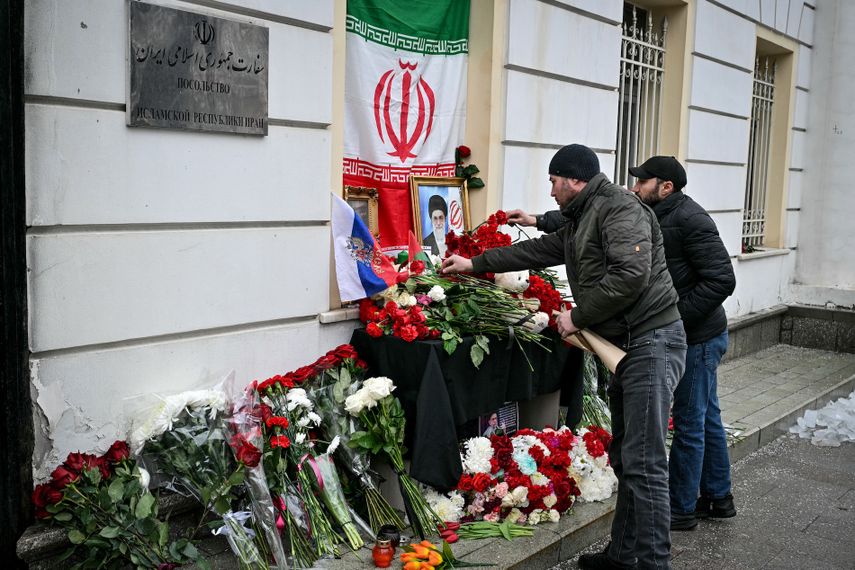Personas depositan flores en un altar improvisado con un retrato del difunto líder supremo iraní, el ayatolá Alí Jamenei, y una bandera de la República Islámica de Irán, frente a la embajada de Irán en Rusia, en Moscú, el 2 de marzo de 2026.