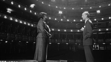 La contralto estadounidense Marian Anderson en la Ópera Metropolitana con el gerente general Rudolf Bing en Nueva York el 7 de octubre de 1954.