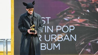 Bad Bunny acepta el Grammy al Mejor álbum urbano o pop latino por YHLQMDLG en el escenario durante la 63 entrega anual de los premios Grammy en el Centro de Convenciones de Los Angeles el 14 de marzo de 2021 en Los Angeles, California.
