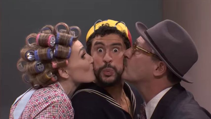Bad Bunny encarna a Quico durante una parodia de El Chavo del 8 en Saturday Night Live.&nbsp;