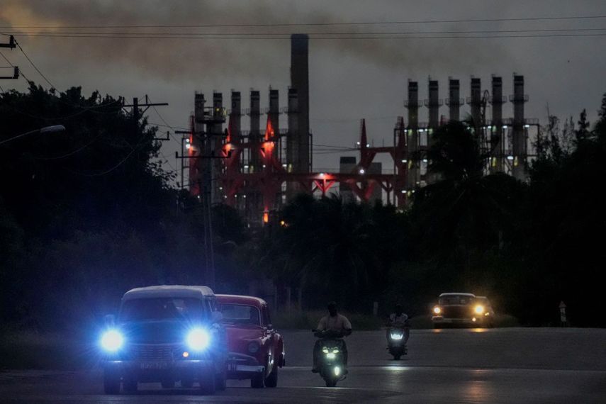 Cubanos conducen sus vehículos junto a un generador flotante en funcionamiento, en La Habana, Cuba, el martes 22 de octubre de 2024.