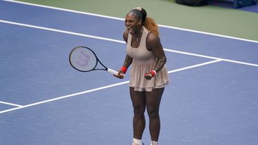 Serena Williams reacciona tras derrotar a Maria Sakkari en los cuartos de final del Abierto de Estados Unidos, el lunes 7 de septiembre de 2020