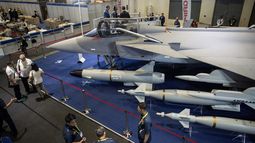 Visitantes cerca de la cabina de un avión de combate de superioridad aérea Saab JAS 39 Gripen en la tercera Exposición y Conferencia de Defensa, Seguridad y Gestión de Crisis (ADAS 2018) en el World Trade Center de Manila, el 26 de septiembre de 2018. &nbsp;