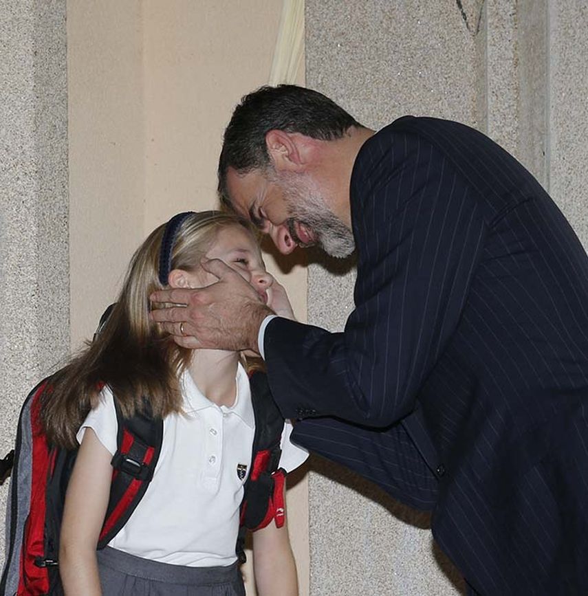 El rey Felipe VI en un gesto cariñoso con su hija mayor, la princesa Leonor, en el Palacio de la Zarzuela, a su regreso de Aquisgrán donde asistió a la entrega del Premio Carlomagno. (EFE)