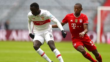 En esta foto de archivo del sábado 20 de marzo de 2021, Silas Wamangituka del Stuttgart, a la izquierda, y David Alaba del Bayern, a la derecha, disputan el balón durante el partido de fútbol de la Bundesliga alemana