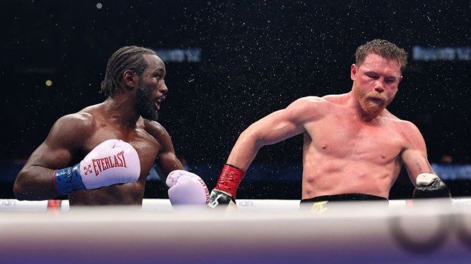 El estadounidense Terence Crawford (izq) y el mexicano Saúl Canelo Álvarez pelean en un combate en Las Vegas, el 13 de septiembre de 2025. El estadounidense Terence Crawford (izq) y el mexicano Saúl Canelo Álvarez pelean en un combate en Las Vegas, el 13 de septiembre de 2025.
