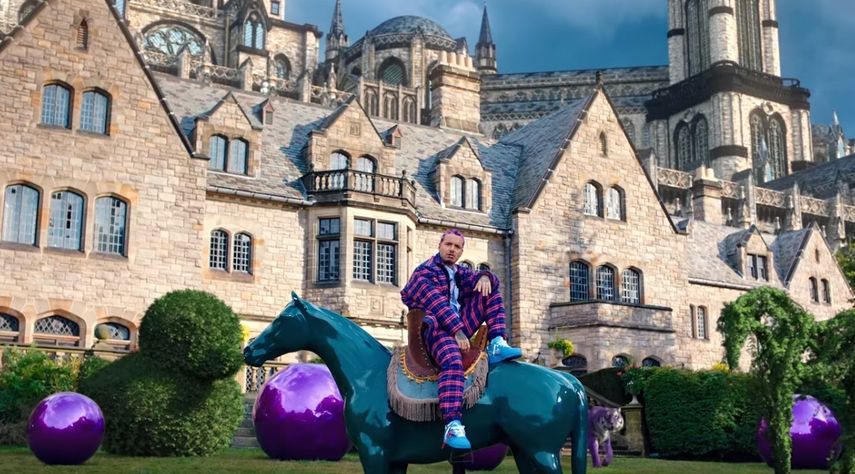 J Balvin contin&uacute;a desarrollando su estilo distintivo de reguet&oacute;n, esta vez invitando al p&uacute;blico a sumarse a una fiesta alegre, &iacute;ntima y majestuosa, llena de color.