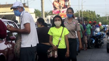 Las personas usan m&aacute;scaras faciales mientras caminan por una calle de Maracaibo, estado de Zulia, Venezuela, el 2 de julio de 2020, en medio de la pandemia del coronavirus COVID-19.&nbsp;