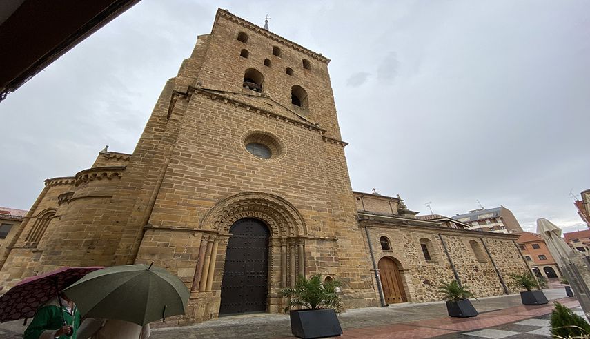 Imponente iglesia románica de Santa María de Azogue, en Benavente.