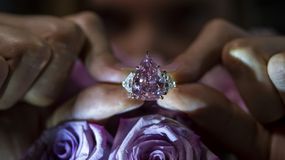 Una empleada de Christies muestra un diamante rosa de 18 quilates llamado The Fortune Pink en Ginebra el 2 de noviembre del 2022. 