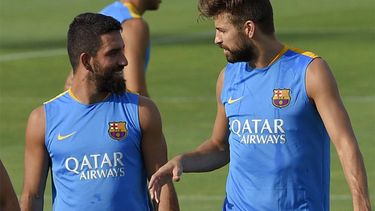 Arda Turán y Piqué durante los entrenamientos (EFE)