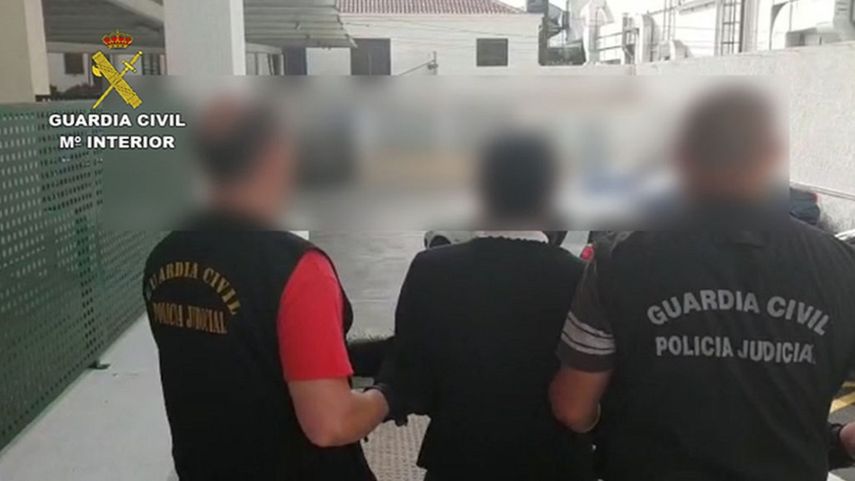 Miembros de la Guardia Civil conducen a la mujer cubana a su entrada al juzgado en Tenerife.