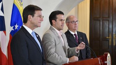 Antonio Ledezma (D) participó en el encuentro junto al Gobernador Pedro Rosselló (C) y el Secretario de Estado Luis Rivera Marin (I).
