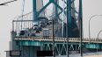 Camiones cargados de mercancía cruzan el puente Ambassador que conecta Windsor, Canadá, con Detroit, Michigan, el 1 de agosto de 2025.