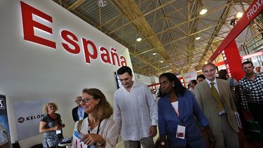 El consejero delegado del ICEX, Francisco Garzón (2-i); la viceministra cubana de Comercio Exterior, Ileana Núñez (3-i), y el embajador de España, Juan Francisco Montalbán (2-d), recorren el pabellón de España, en la inauguración de la XXXIV edición de la