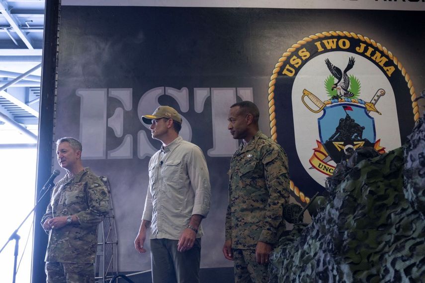 El secretario de Guerra, Pete Hegseth, y el jefe del Estado Mayor Conjunto, general Dan Caine, se reunieron con marines en Puerto Rico y en el buque USS Iwo Jima, desplegado en el Caribe, frente a las costas de Venezuela. Nuestros combatientes son la fuerza de combate MÁS FUERTE y MÁS LETAL de la Tierra, dijo el funcionario Hegseth.