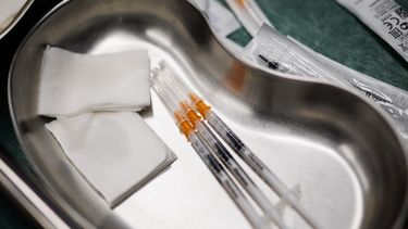 Varias inyecciones de la vacuna de la dosis Moderna durante el inicio de la administración de la cuarta dosis de la vacuna frente al COVID-19 a los usuarios y trabajadores sociosanitarios de residencias, en la Residencia pública de Mayores de Va - Alejandro Martínez Vélez -&nbsp;