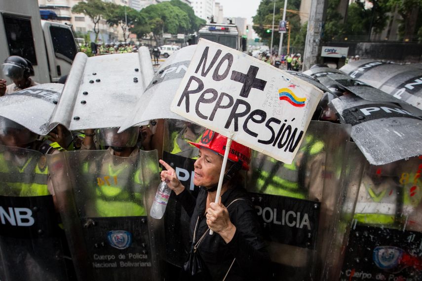 Decenas de madres participan en las protestas que a diario reclaman un cambio de gobierno en Venezuela.