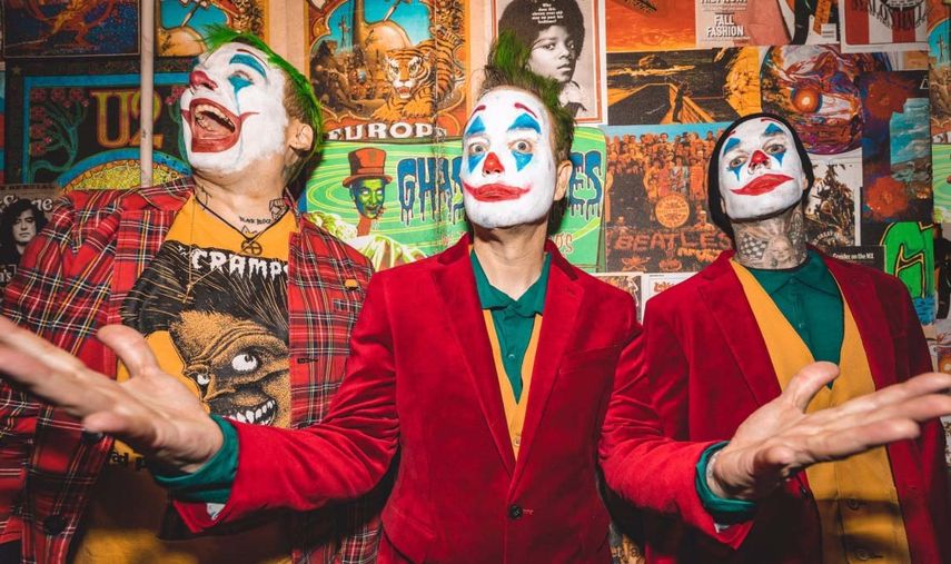 La cuenta oficial de Blink-182 ha compartido tambi&eacute;n varias fotograf&iacute;as con el grupo disfrazado tanto en el camerino como sobre el escenario. La fiebre por Joker llega al pop punk m&aacute;s cl&aacute;sico.