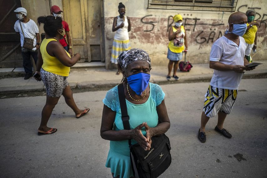 Personas que usan mascarillas en medio de la nueva pandemia de coronavirus oran durante una misa católica transmitida por radio en honor a la Virgen de la Caridad del Cobre, en su fiesta en La Habana, Cuba, el martes 8 de septiembre de 2020. La virgen es la patrona católica de Cuba Santo.&nbsp;&nbsp;