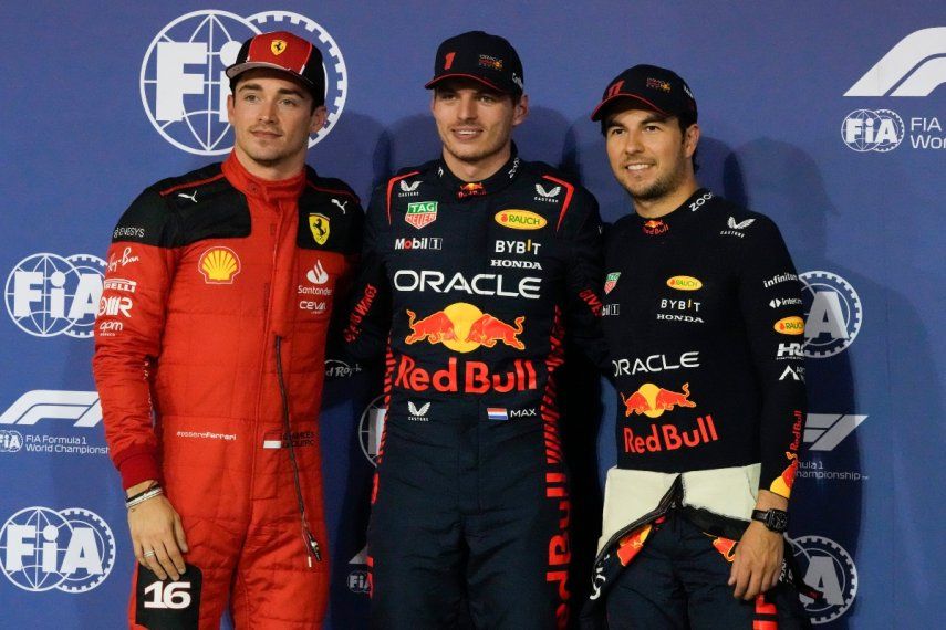 El piloto de Ferrari, Charles Leclerc, que saldrá tercero, junto a los pilotos de Red Bull, Max Verstappen y Sergio Pérez, que se quedan con el 1-2 en la calificación al Gran Premio de Baréin, el sábado 4 de marzo del 2023.