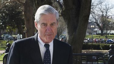 Fotografía del 24 de marzo de 2019 del entonces fiscal especial Robert Mueller frente a la Casa Blanca, en Washington.
