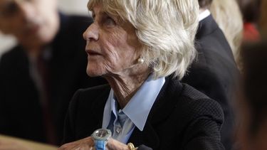 En esta foto de archivo del 20 de enero de 2011, Jean Kennedy Smith asiste a una ceremonia en el 50 aniversario de la juramentaci&oacute;n del presidente John F. Kennedy en el Capitolio en Washington. La &uacute;ltima hermana sobreviviente del expresidente falleci&oacute; a los 92 a&ntilde;os, confirm&oacute; su hija al diario New York tims el 17 de junio de 2020.