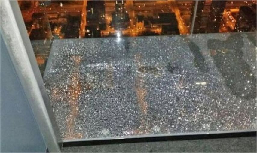 Uno de los balcones de vidrio de la Torre Willis se resquebrajó (AP)