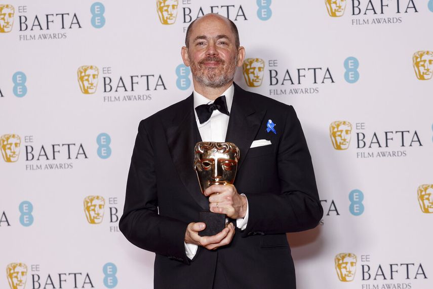 Edward Berger posa con el premio de mejor dirección por el filme “Im Westen nichts Neues” (Sin novedad en el frente) en la 76a entrega de los Premios BAFTA de la Academia Británica de Cine, en Londres, el 19 de febrero de 2023.