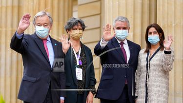 El secretario general de las Naciones Unidas, Antonio Guterres, a la izquierda, su esposa Catarina Vas Pinto, segunda desde la izquierda, el presidente colombiano Iván Duque, segundo desde la derecha, y la primera dama María Juliana Ruiz saludan a los periodistas durante la ceremonia de bienvenida de Guterres en el palacio presidencial de Bogotá