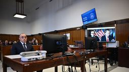 Imagen de la sala en el momento en el que el juez Juan Merchán dictaba sentencia en el juicio contra el presidente Donald J. Trump en Nueva York. Detrás la pantalla en la que aparece Trump y su abogado de forma virtual.