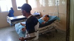 Un paciente y visitantes del hospital.&nbsp;
