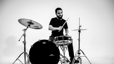 Silvestre Rojas, joven baterista venezolano que conquista California.&nbsp;