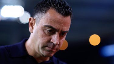 Xavi Hernández, técnico del Barcelona, camina a un costado del campo durante un partido de fútbol de la Liga de Campeones entre FC Porto y Barcelona en el estadio Dragao, en Porto, Portugal, el miércoles 4 de octubre de 2023.