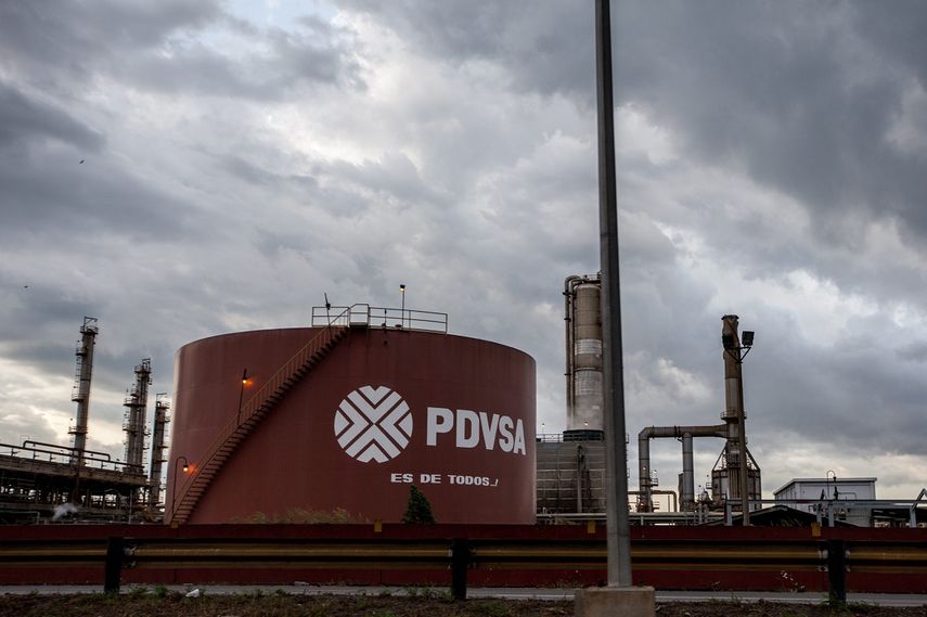 Fotografía de archivo de un tanque de petróleo en una refinería de PDVSA en el estado de Carabobo, Venezuela.