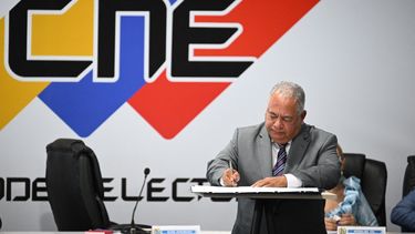 El presidente del CNE, Elvis Amoroso, al servicio del régimen de Maduro en Venezuela, suscribió acuerdo de reconocimiento de resultados en 2024