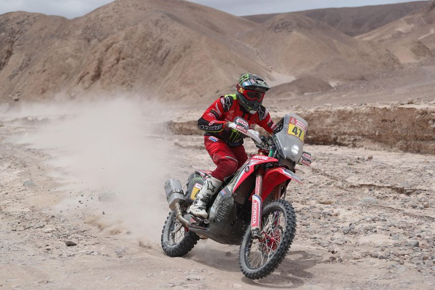 En motos, Ricky Brabec (Honda), que no entraba en casi ninguna quiniela para ganar el&nbsp;Dakar, volvió a demostrar que tiene ritmo como para ganar la carrera y se adjudicó la etapa con un tiempo que le valió para desbancar del primer lugar de la general a Pablo Quintanilla.