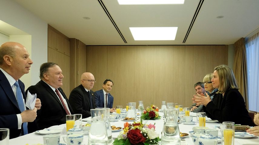 Mike Pompeo (2do izq) y Federica Mogherini (der) reunidos el 15FEB19 en Bruselas.&nbsp;
