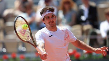 Thiago Seyboth Wild de Brasil juega un tiro contra Daniil Medvedev de Rusia durante su partido de primera ronda del torneo de tenis del Abierto de Francia en el estadio Roland Garros de París, el martes 30 de mayo de 2023.&nbsp;