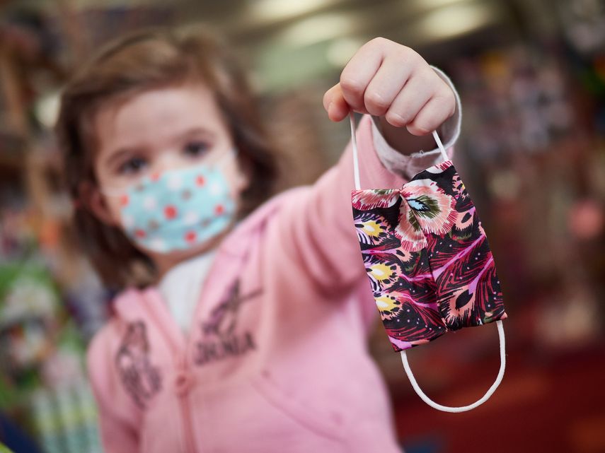 Una niña muestra una mascarilla infantil mientras sale a la calle en el primer día de relajamiento de las medidas de confinamiento marcadas por el Gobierno de España durante el Estado de Alarma ocasionado por la Pandemia Covid-19 en Abril 26, 2020 en Pamplona, Navarra, España.