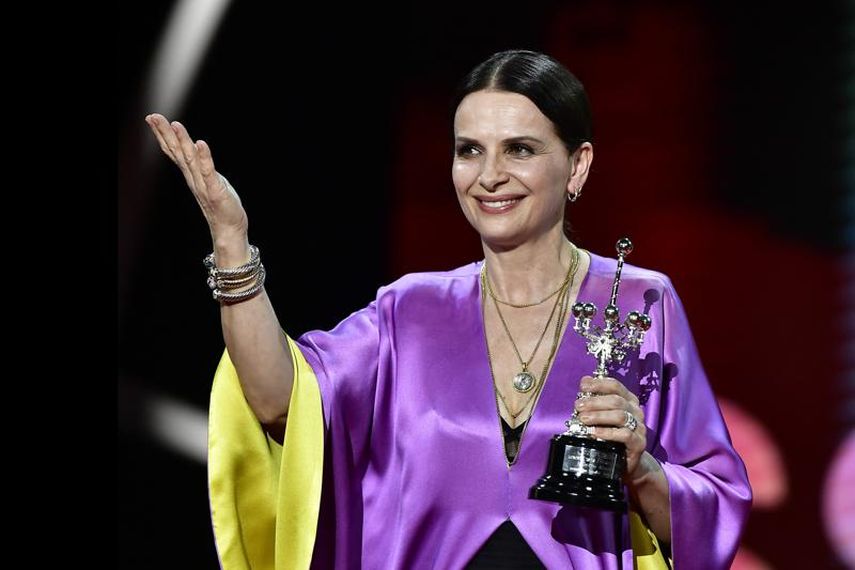 La actriz francesa Juliette Binoche sonríe tras recibir el Premio Donostia por su trayectoria en la 70ª edición del Festival de Cine de San Sebastián en San Sebastián, España, el domingo 18 de septiembre de 2022.&nbsp;