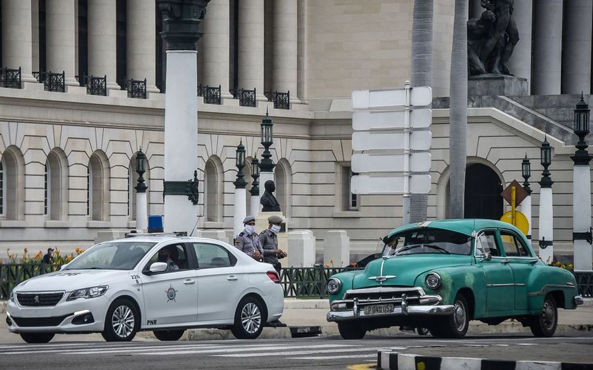 Policías cubanos vigilan el Capitolio de Cuba en La Habana, el 15 de noviembre de 2021. La oposición cubana ha anunciado que saldrá a las calles, como estaba previsto, el lunes para exigir la liberación de los presos políticos, a pesar de que las autoridades prohibieron la manifestación e impidieron a sus organizadores salir de sus casas el día anterior. La noticia de la concentración del 15N (15 de noviembre) en La Habana y seis provincias se ha difundido rápidamente en las redes sociales cubanas en las últimas semanas, y simpatizantes de la oposición planean denunciar la continua detención de cientos de presos encarcelados desde las históricas protestas de julio.