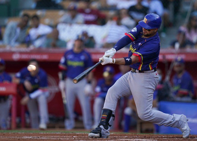 Francisco Arcia, de Venezuela con Navegantes de Magallanes, dispara un sencillo en el partido ante Puerto Rico en la Serie del Caribe, el domingo 30 de enero de 2022, en Santo Domingo
